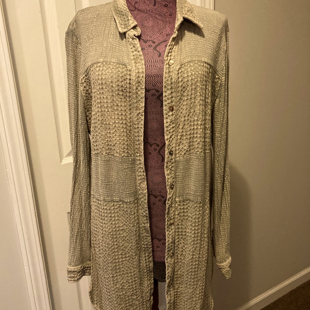 Everleigh brand Sage green and beige boho distressed button up shirt size Medium